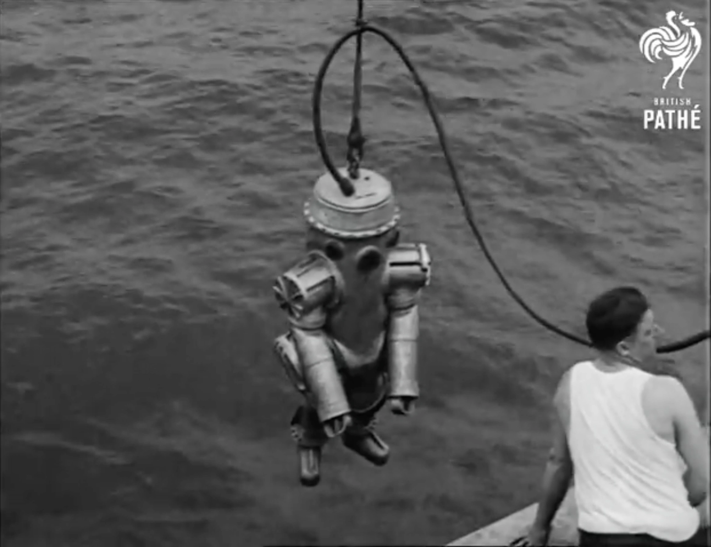 Exploring the Evolution of Diving Suits: A Collection of 37 Fascinating Historical Photos