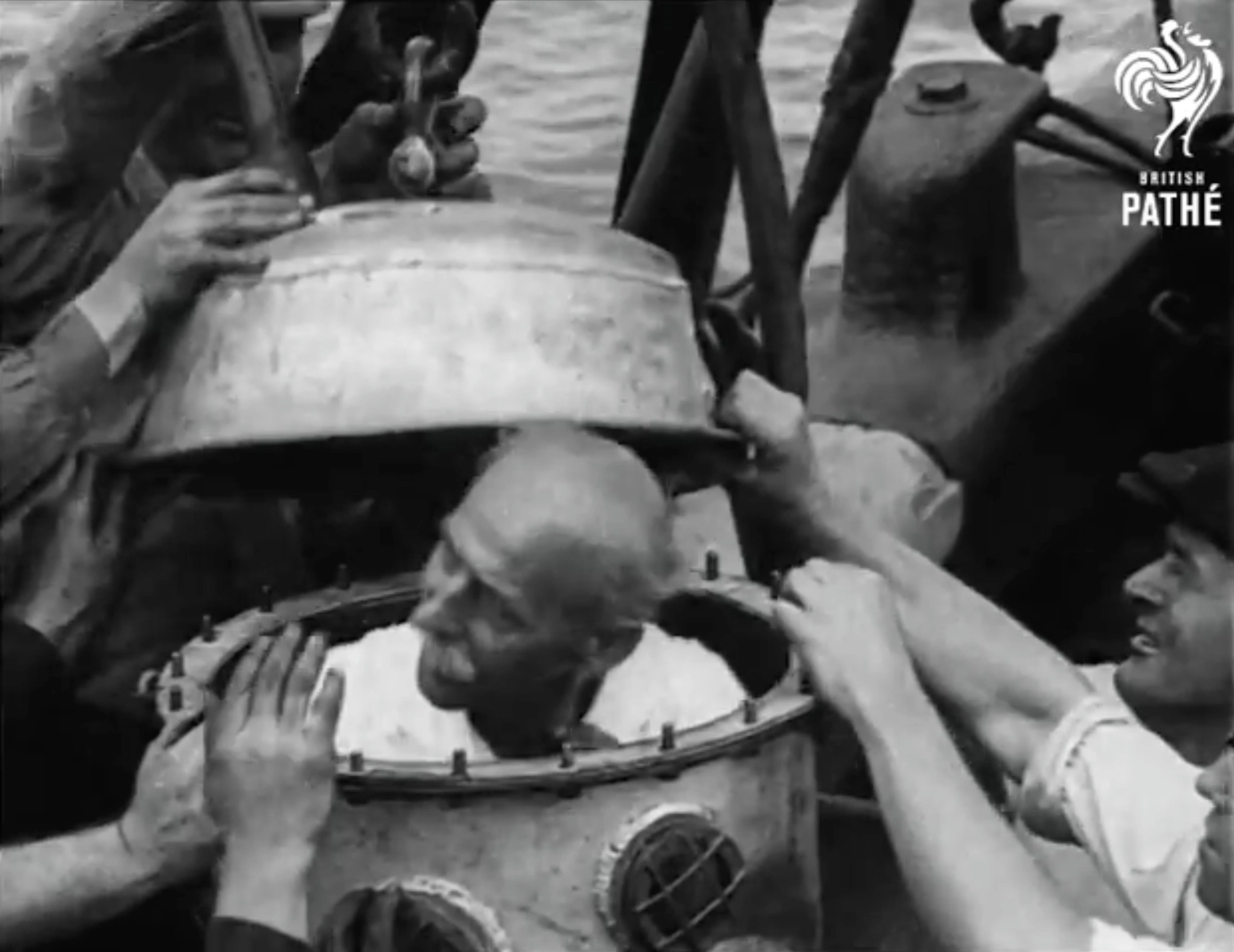 Exploring the Evolution of Diving Suits: A Collection of 37 Fascinating Historical Photos