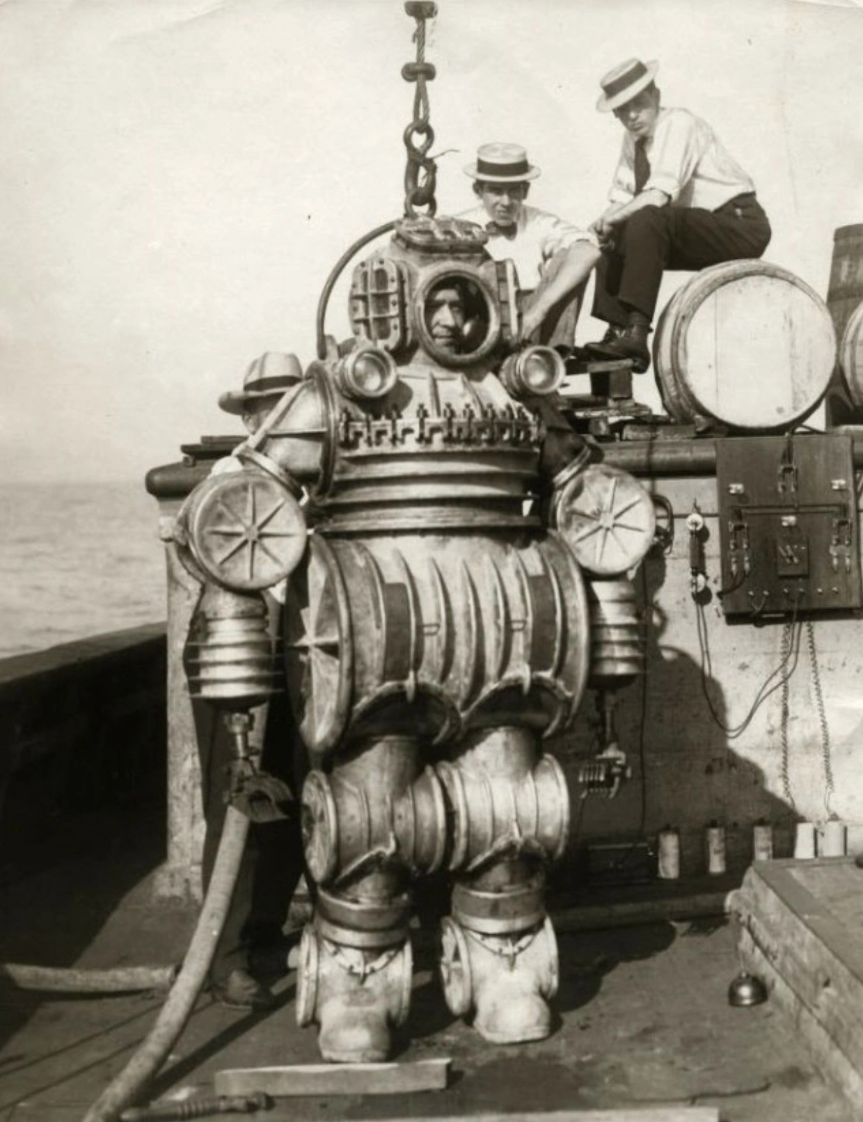 Exploring the Evolution of Diving Suits: A Collection of 37 Fascinating Historical Photos