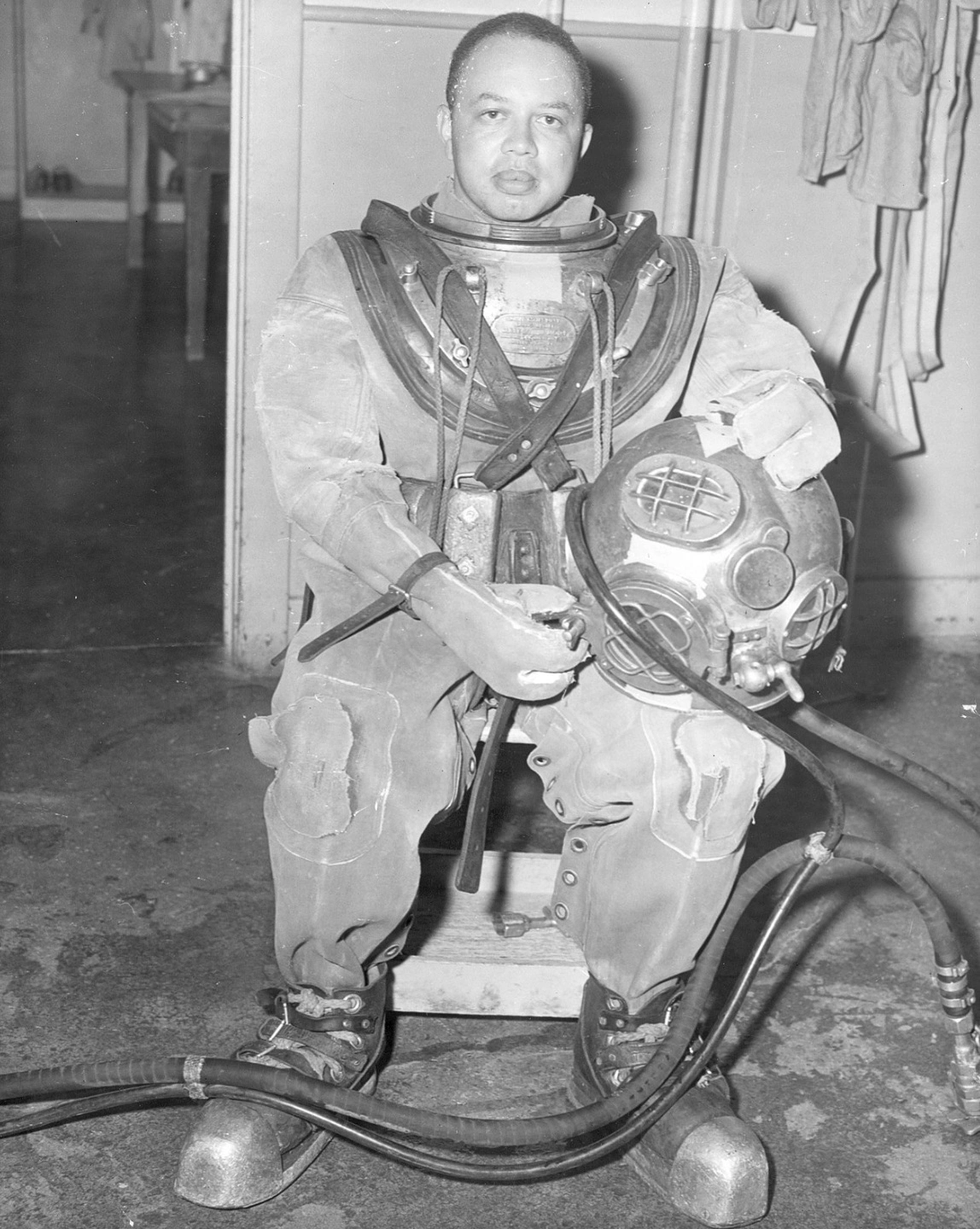 Exploring the Evolution of Diving Suits: A Collection of 37 Fascinating Historical Photos