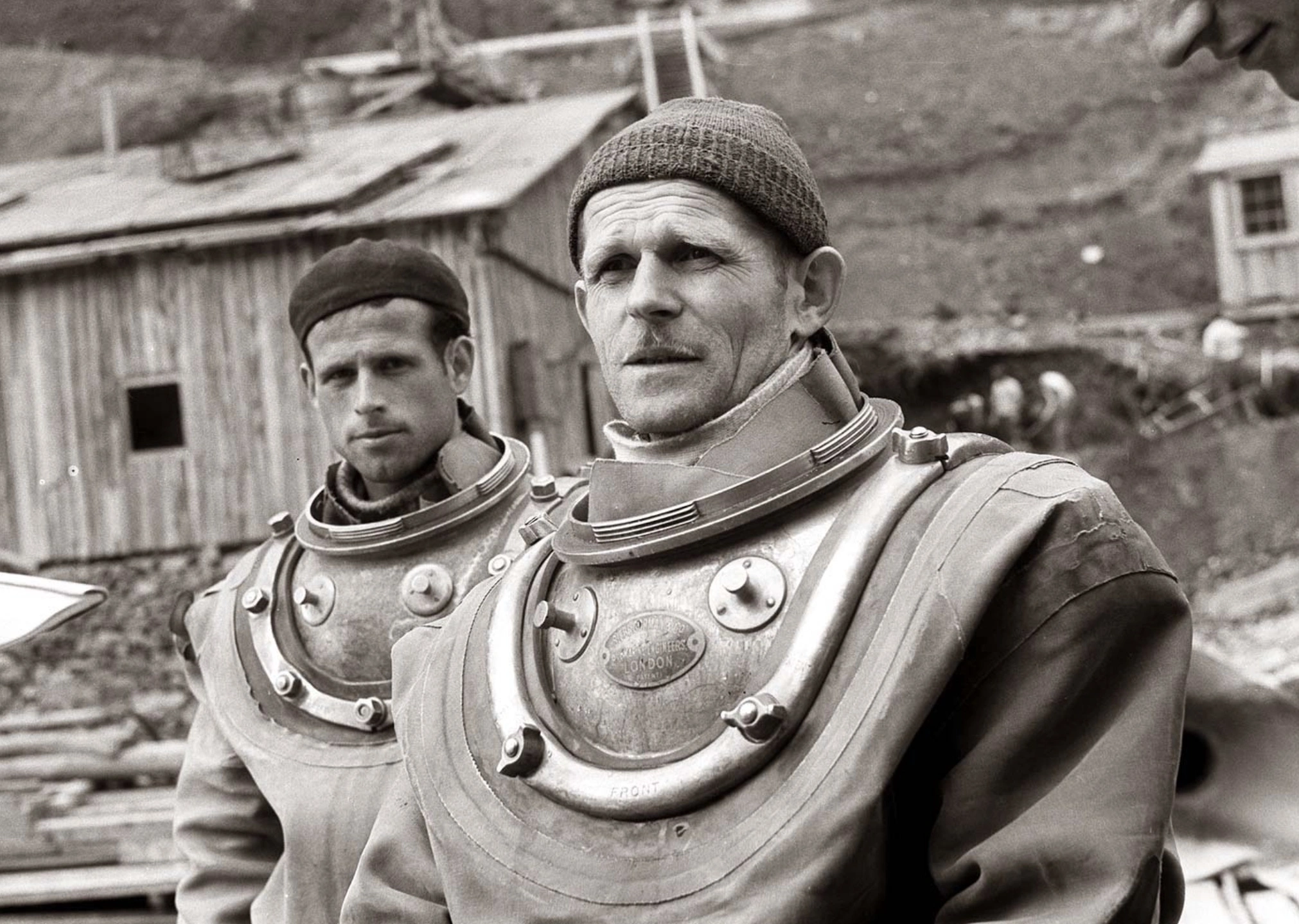Exploring the Evolution of Diving Suits: A Collection of 37 Fascinating Historical Photos