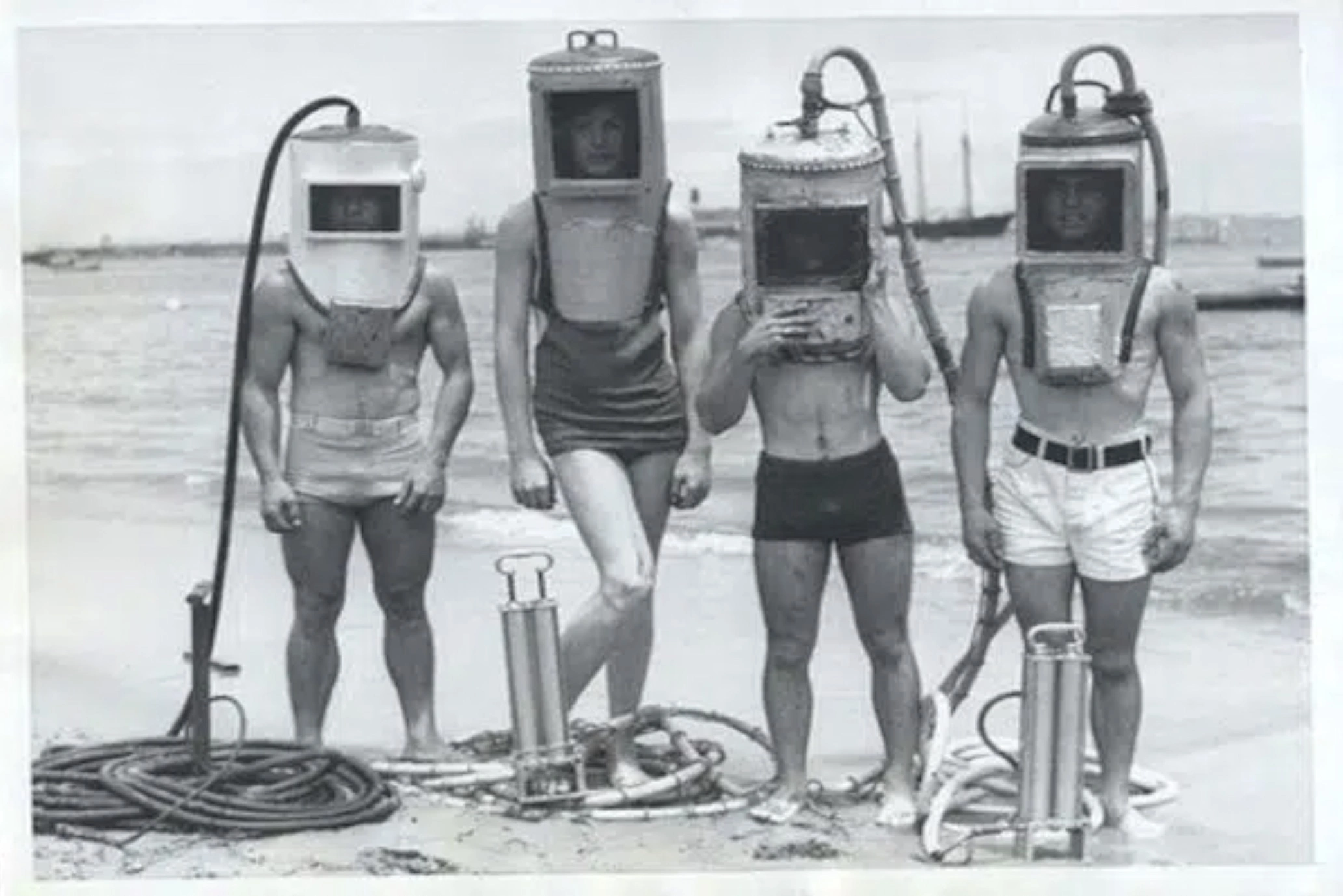 Exploring the Evolution of Diving Suits: A Collection of 37 Fascinating Historical Photos