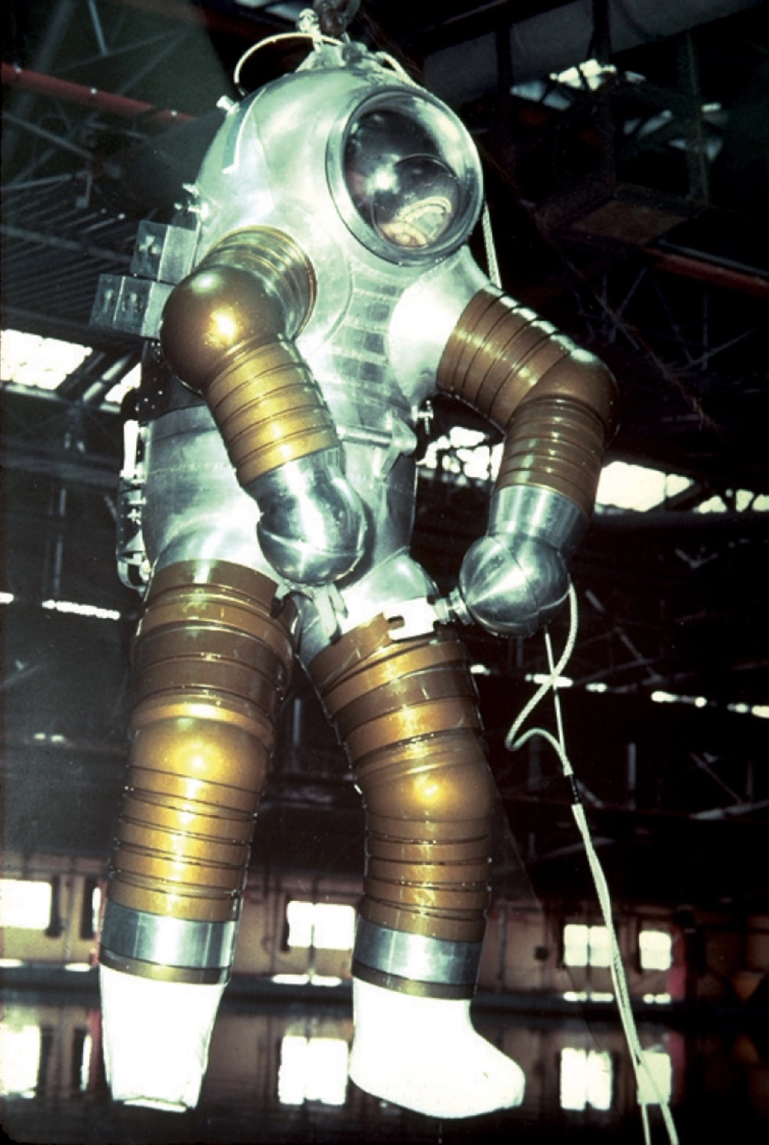 Exploring the Evolution of Diving Suits: A Collection of 37 Fascinating Historical Photos