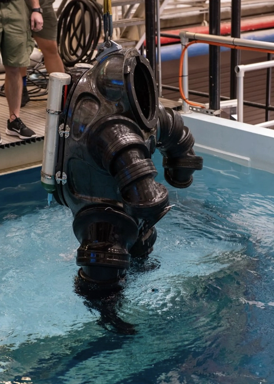 Exploring the Evolution of Diving Suits: A Collection of 37 Fascinating Historical Photos