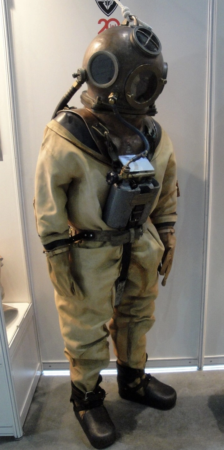 Exploring the Evolution of Diving Suits: A Collection of 37 Fascinating Historical Photos