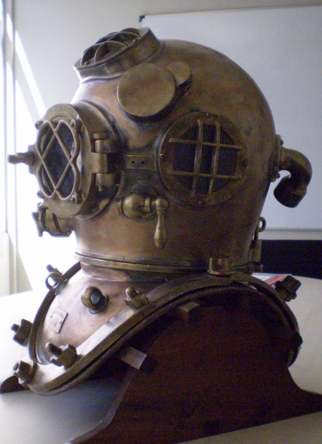 Exploring the Evolution of Diving Suits: A Collection of 37 Fascinating Historical Photos