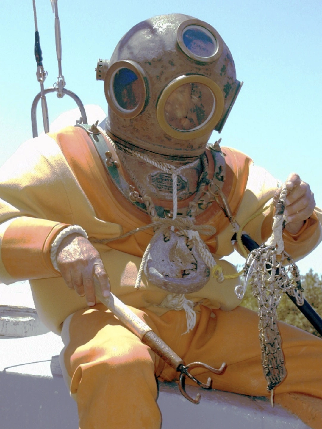 Exploring the Evolution of Diving Suits: A Collection of 37 Fascinating Historical Photos