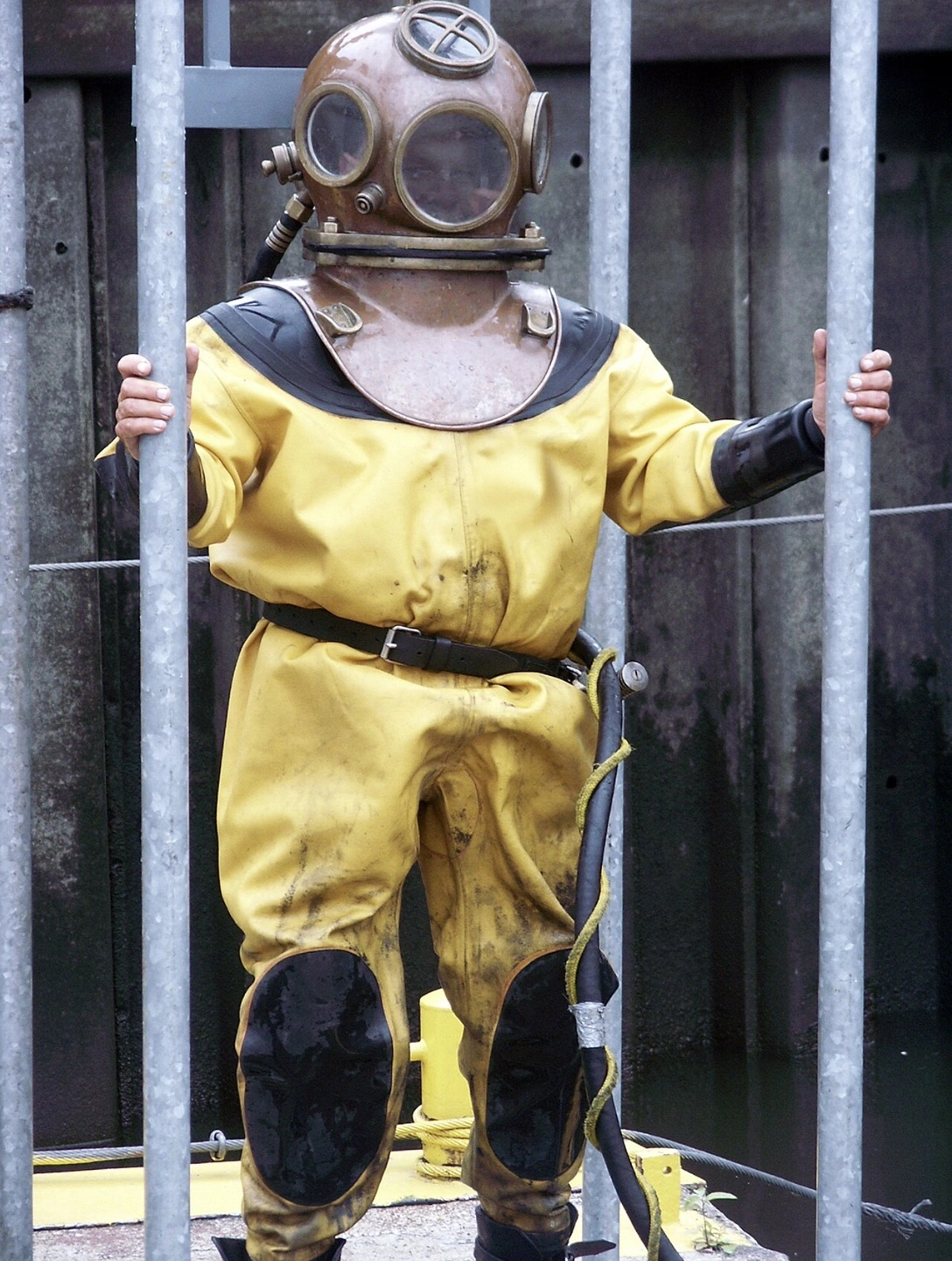 Exploring the Evolution of Diving Suits: A Collection of 37 Fascinating Historical Photos