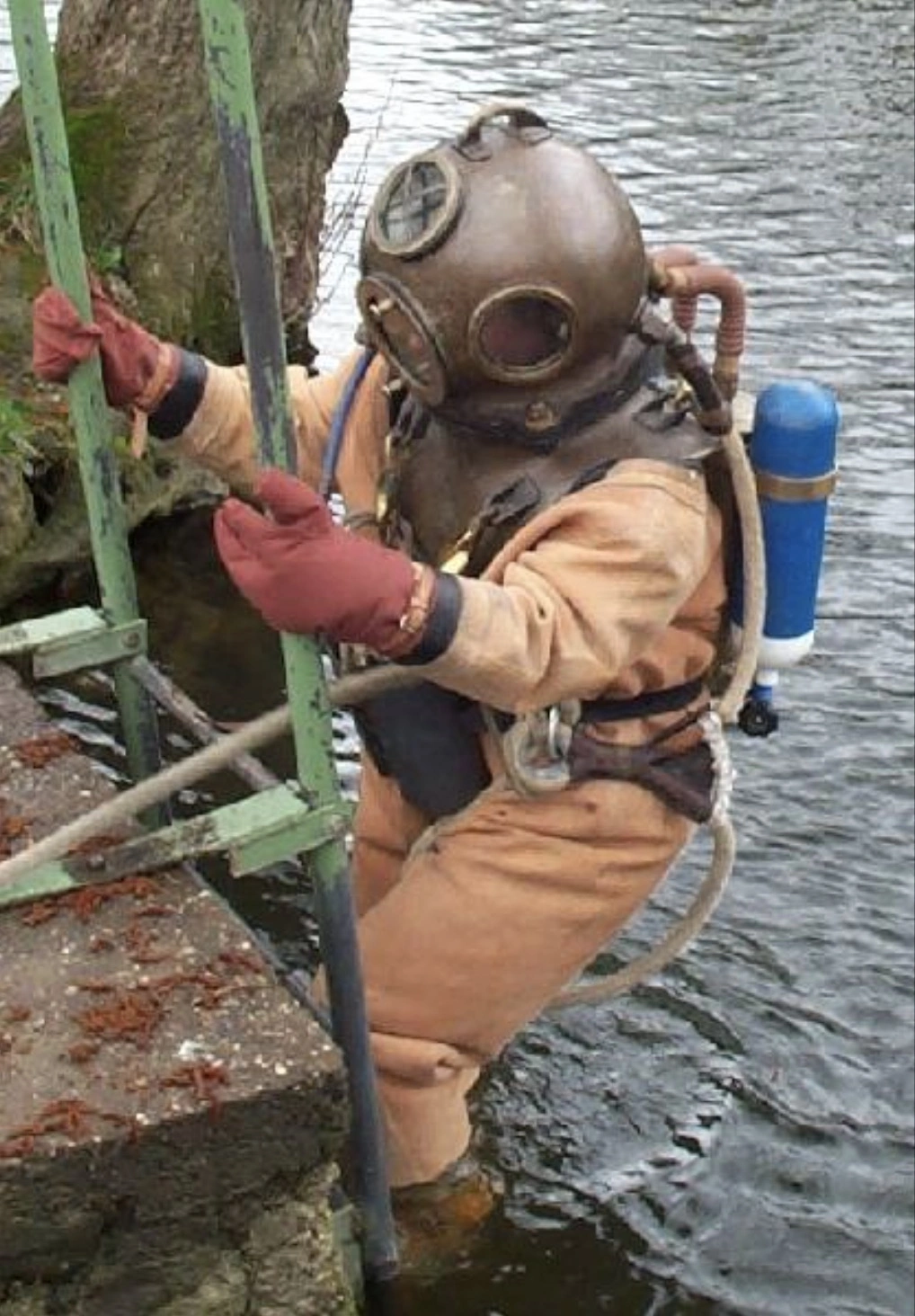 Exploring the Evolution of Diving Suits: A Collection of 37 Fascinating Historical Photos