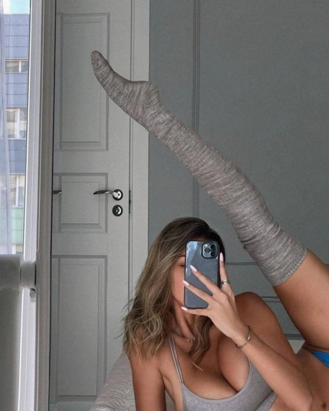 Capturing Moments: A Collection of 28 Selfie Girls