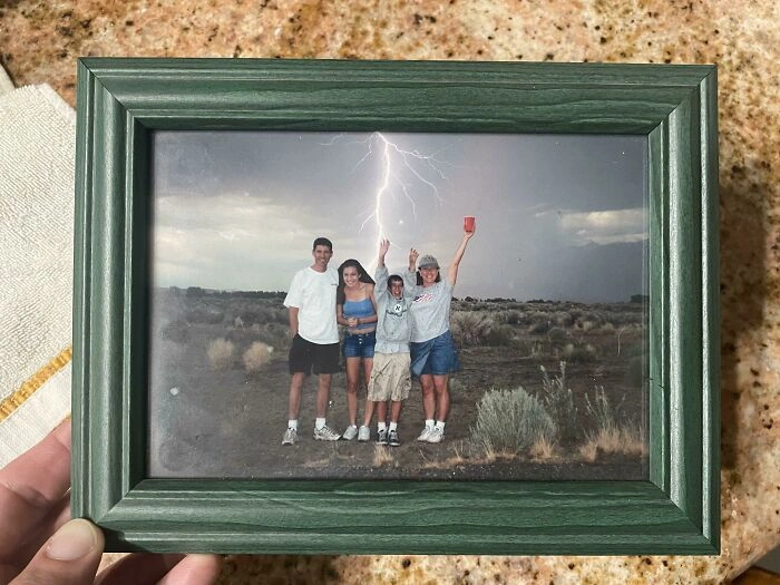 23 Unbelievable Photos of Rare Coincidences Caught on Camera