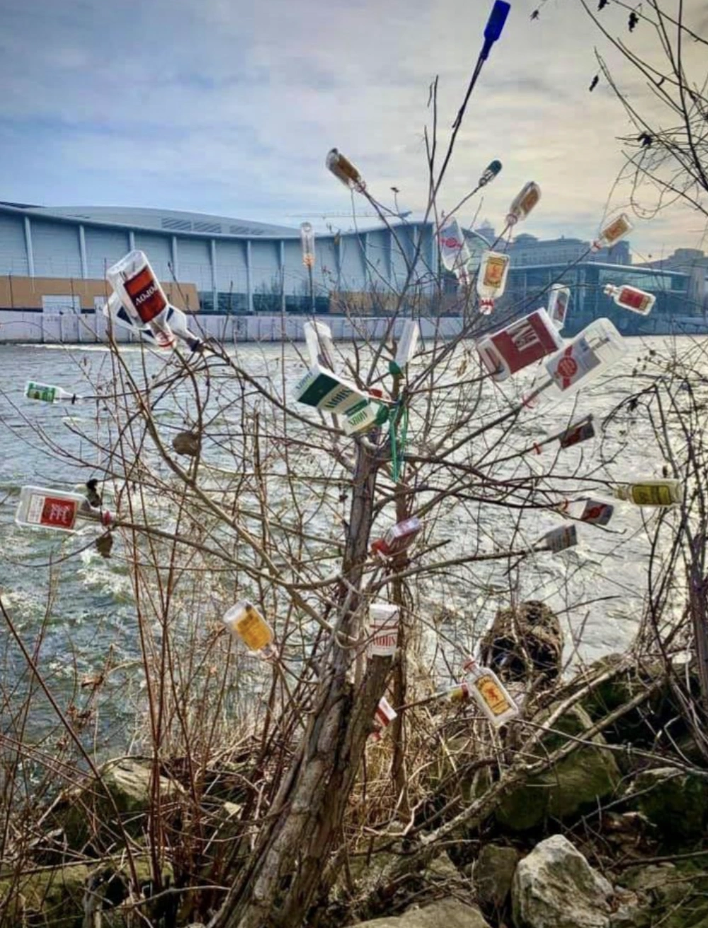 20 Horror-Inducing Images of the Most Dreadful Christmas Trees Ever 'Adorned'