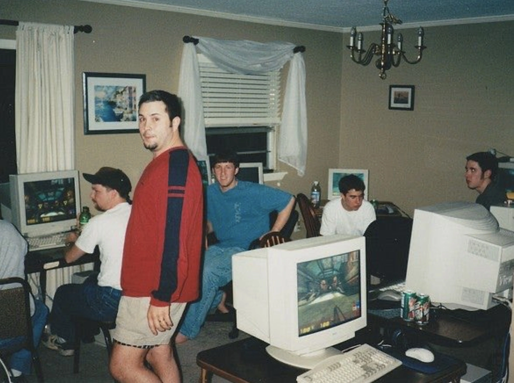 30 Sniff-Worthy Photos from LAN Parties
