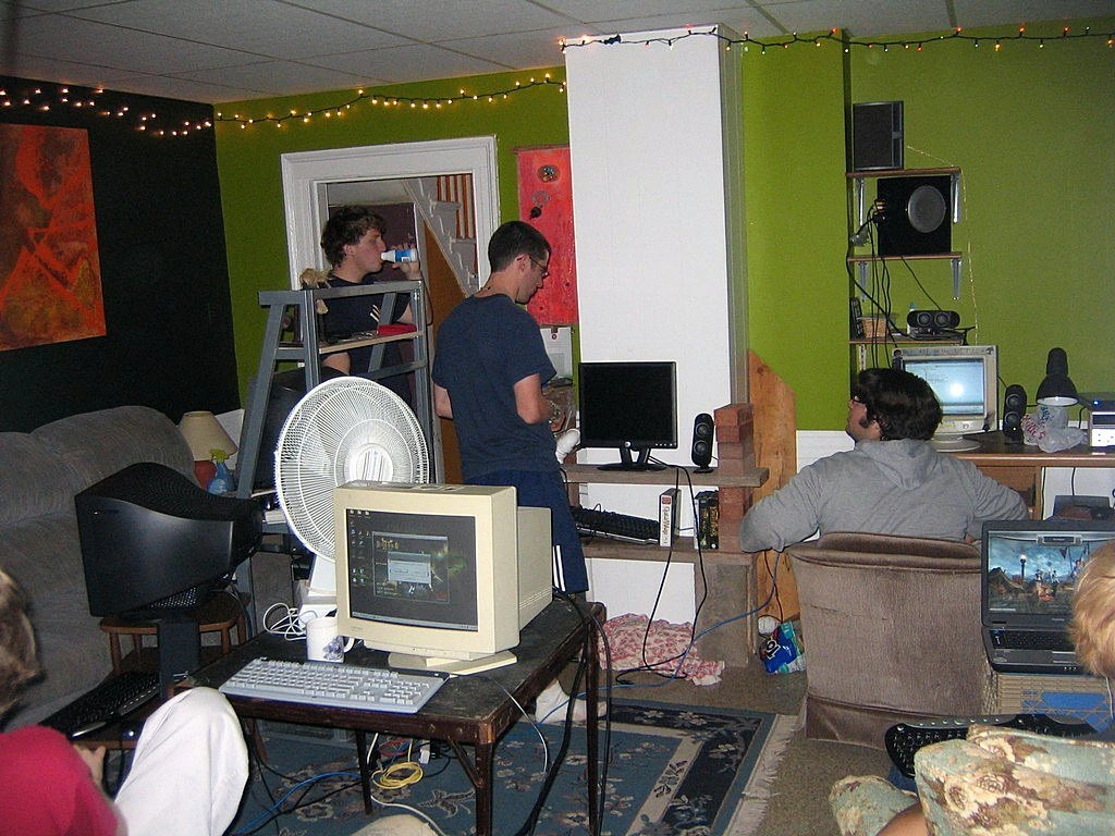 30 Sniff-Worthy Photos from LAN Parties