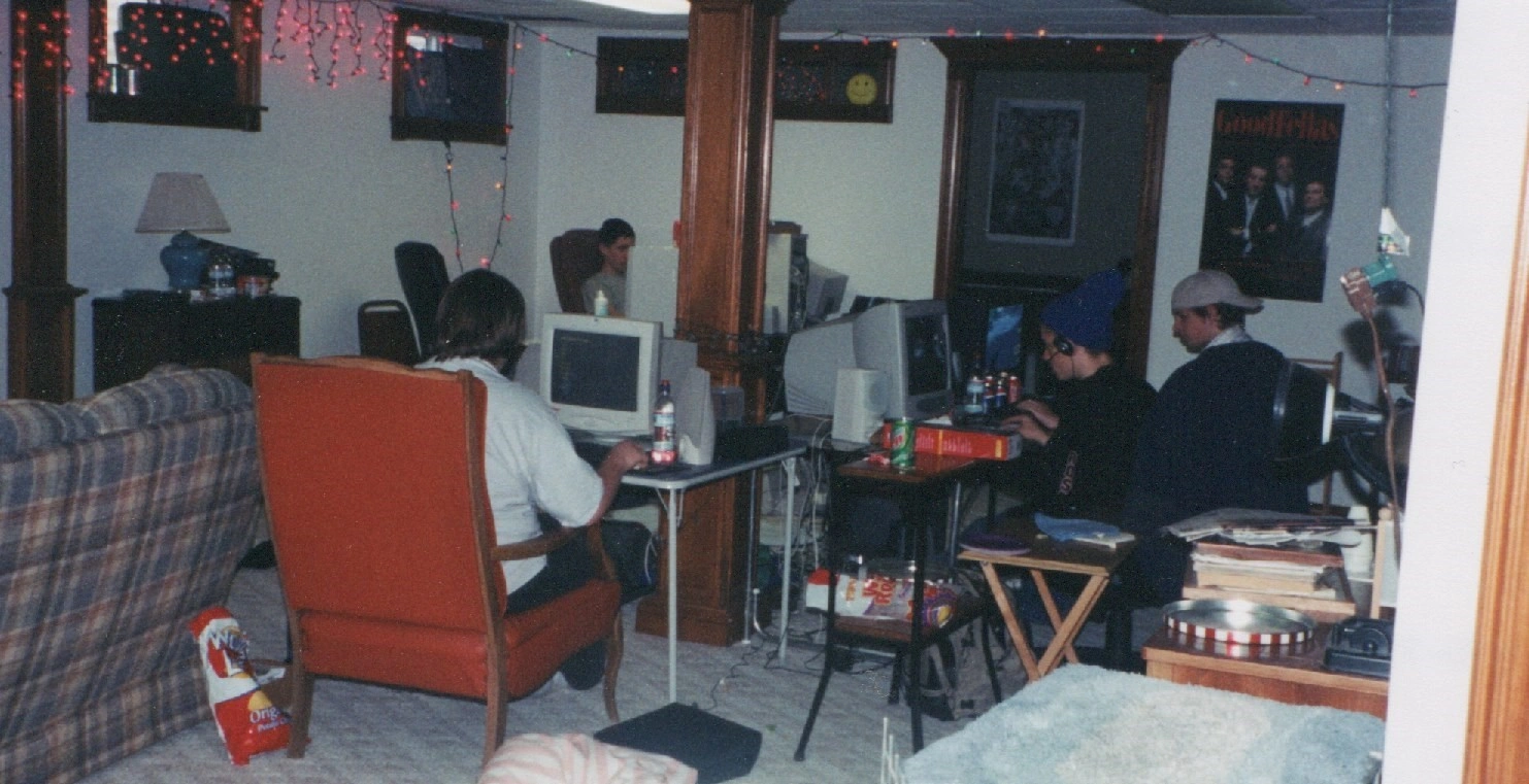 30 Sniff-Worthy Photos from LAN Parties