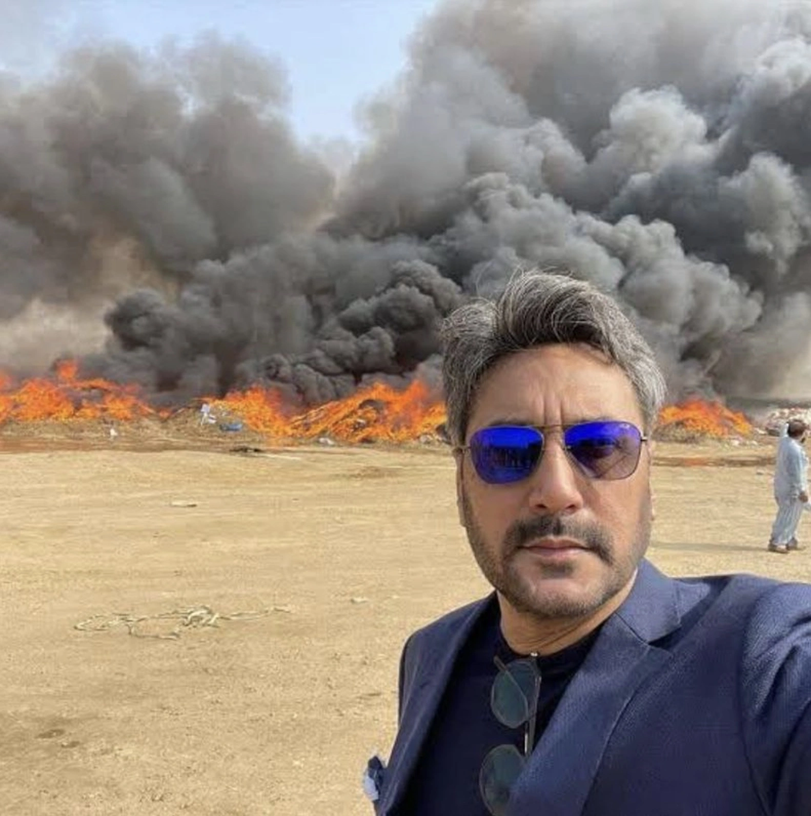 30 Individuals Who Risked Their Lives for a Selfie