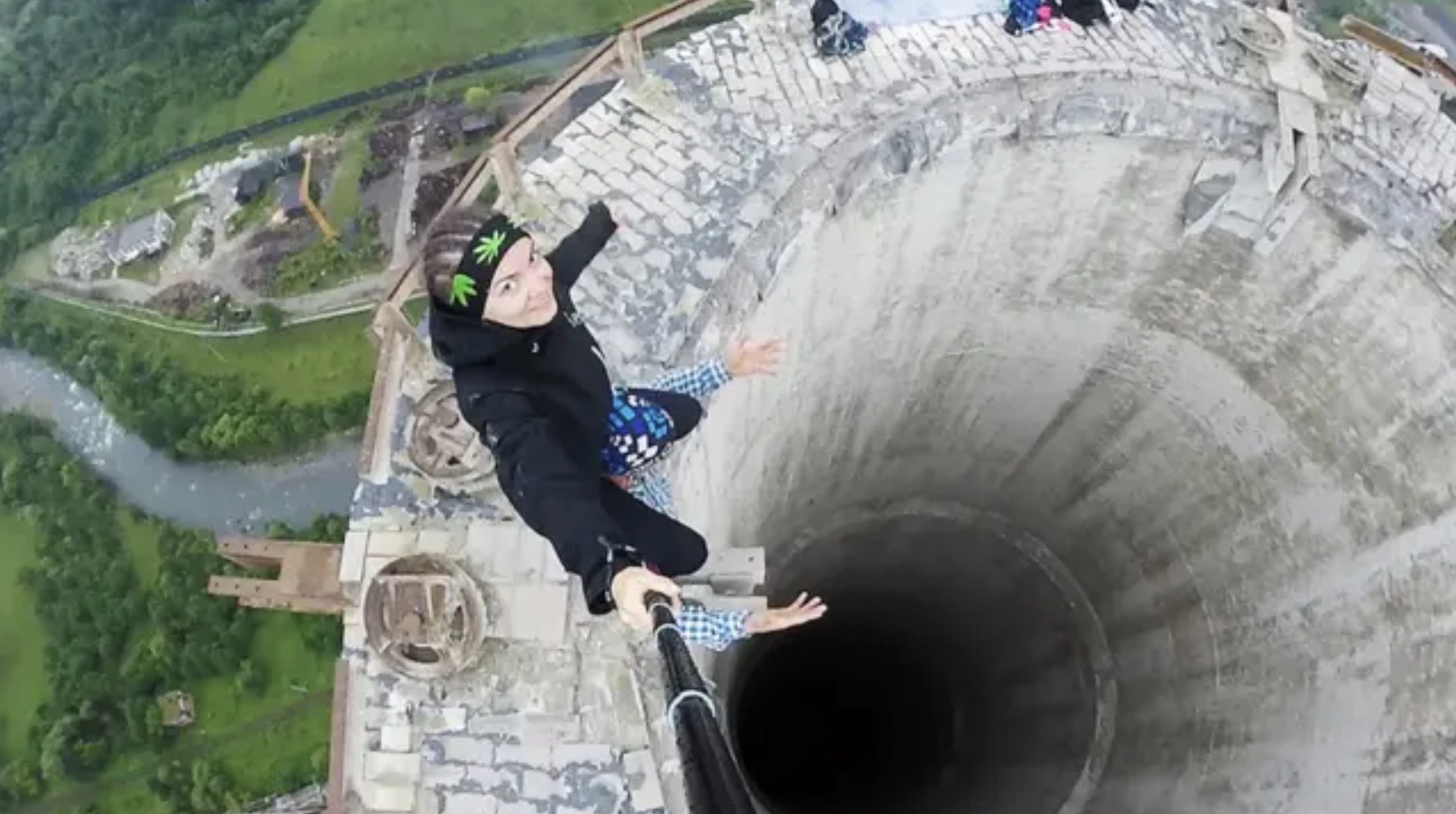 30 Individuals Who Risked Their Lives for a Selfie