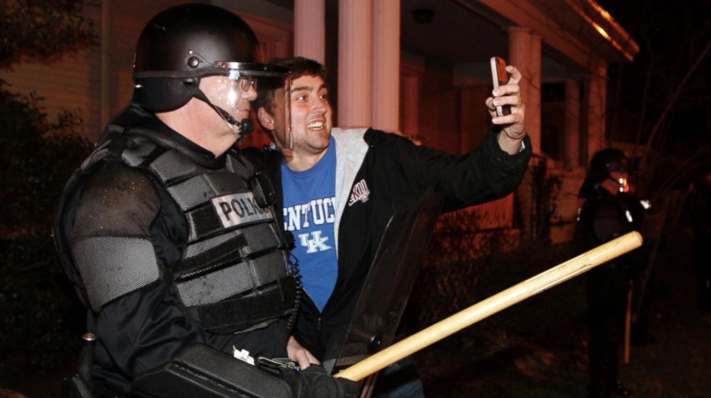 30 Individuals Who Risked Their Lives for a Selfie
