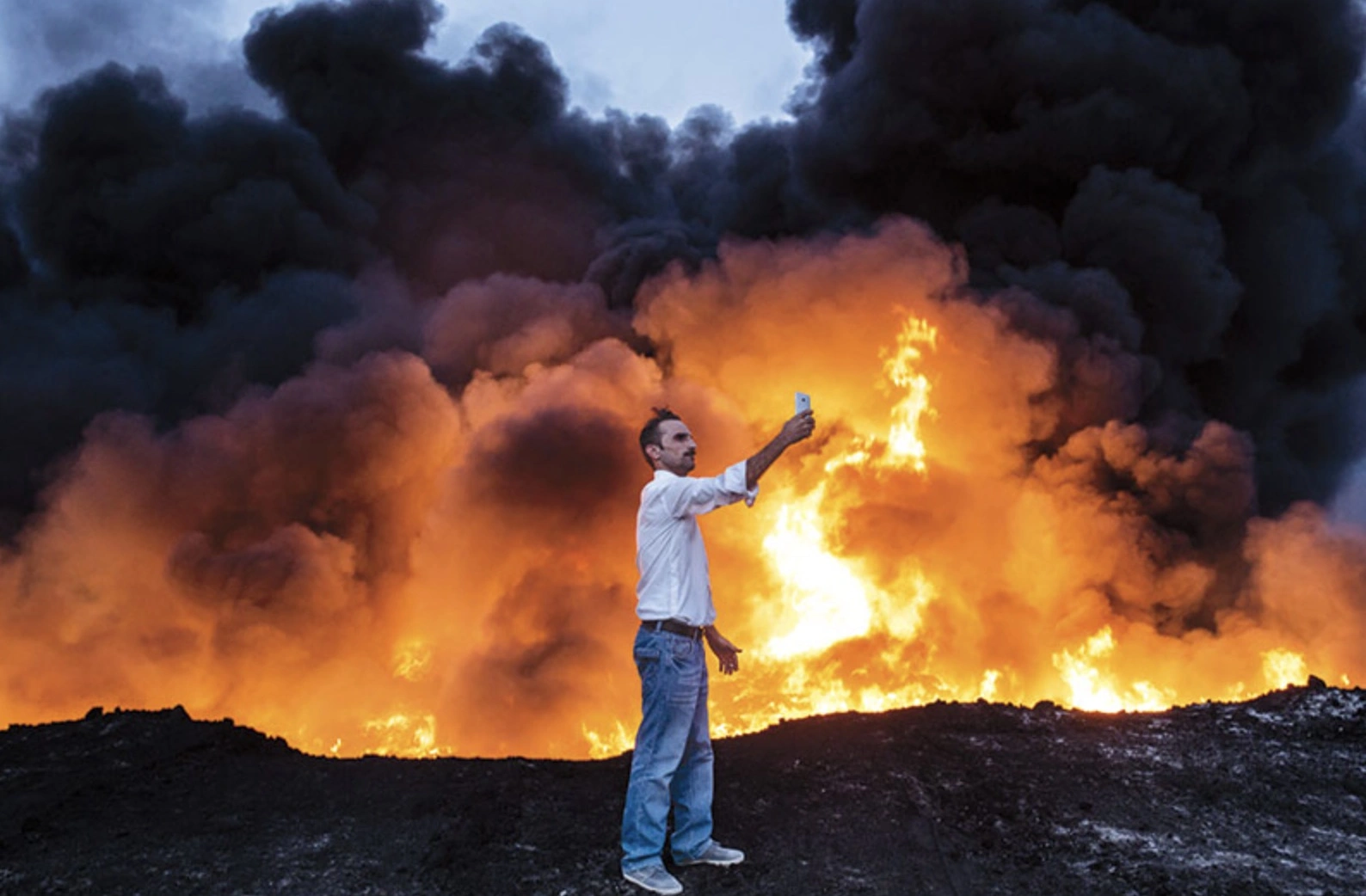 30 Individuals Who Risked Their Lives for a Selfie