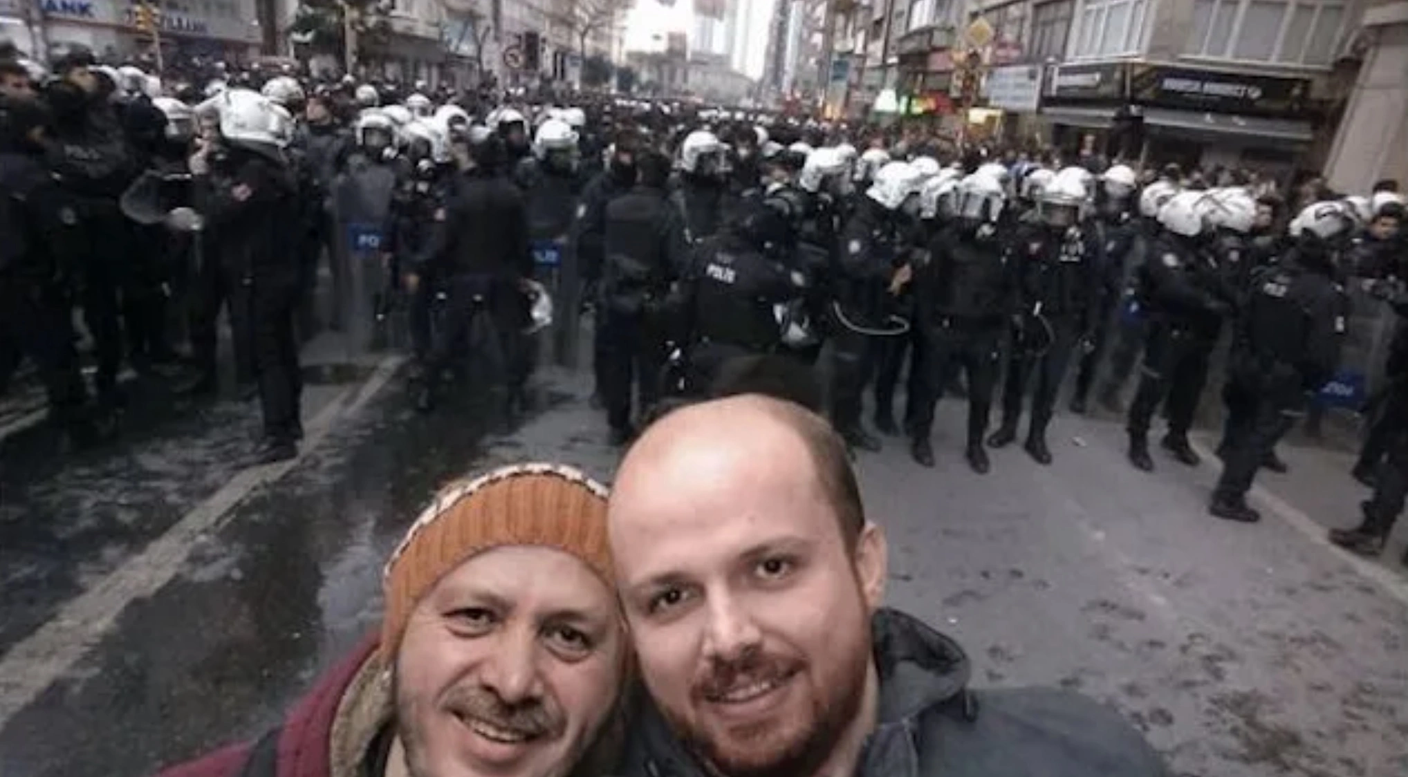 30 Individuals Who Risked Their Lives for a Selfie
