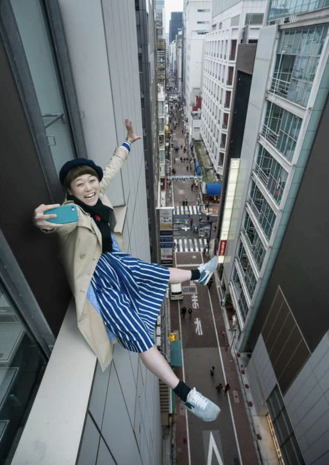 30 Individuals Who Risked Their Lives for a Selfie
