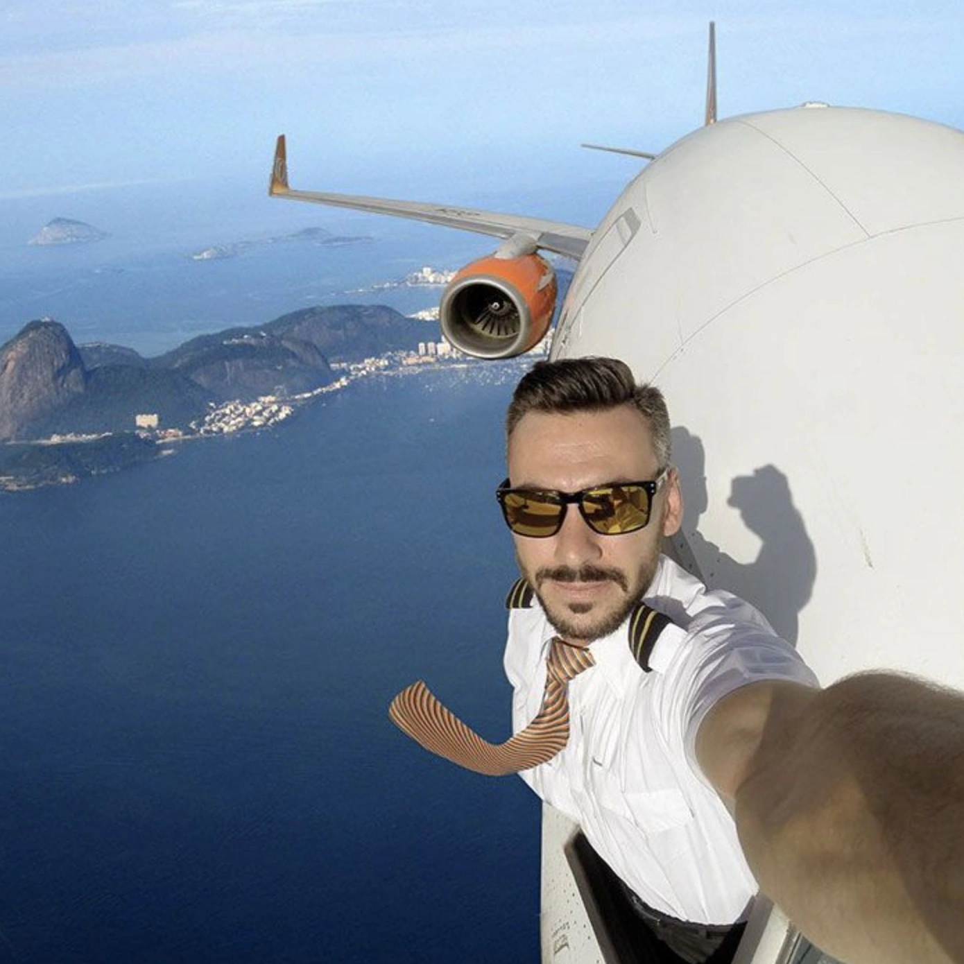 30 Individuals Who Risked Their Lives for a Selfie
