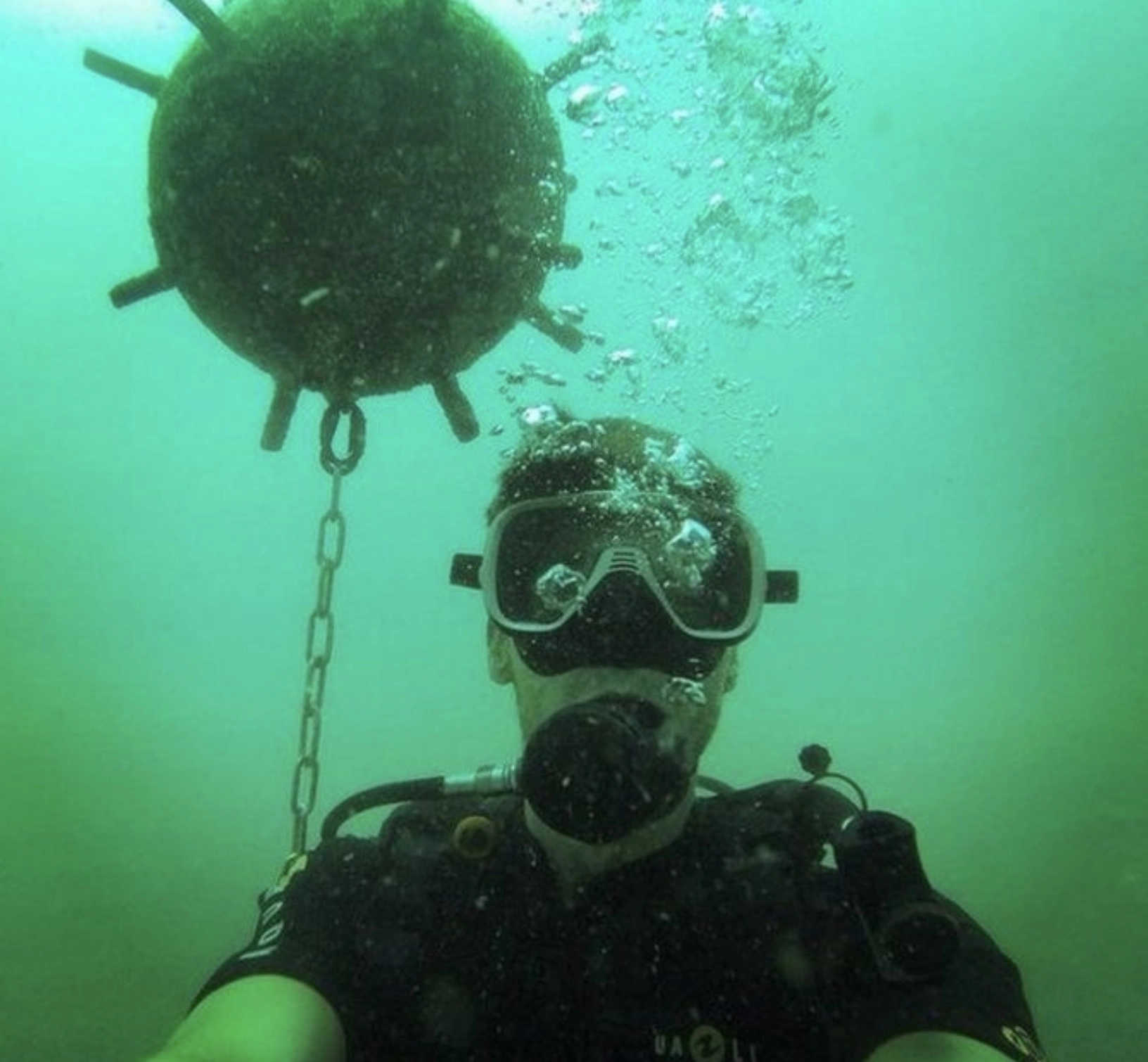 30 Individuals Who Risked Their Lives for a Selfie