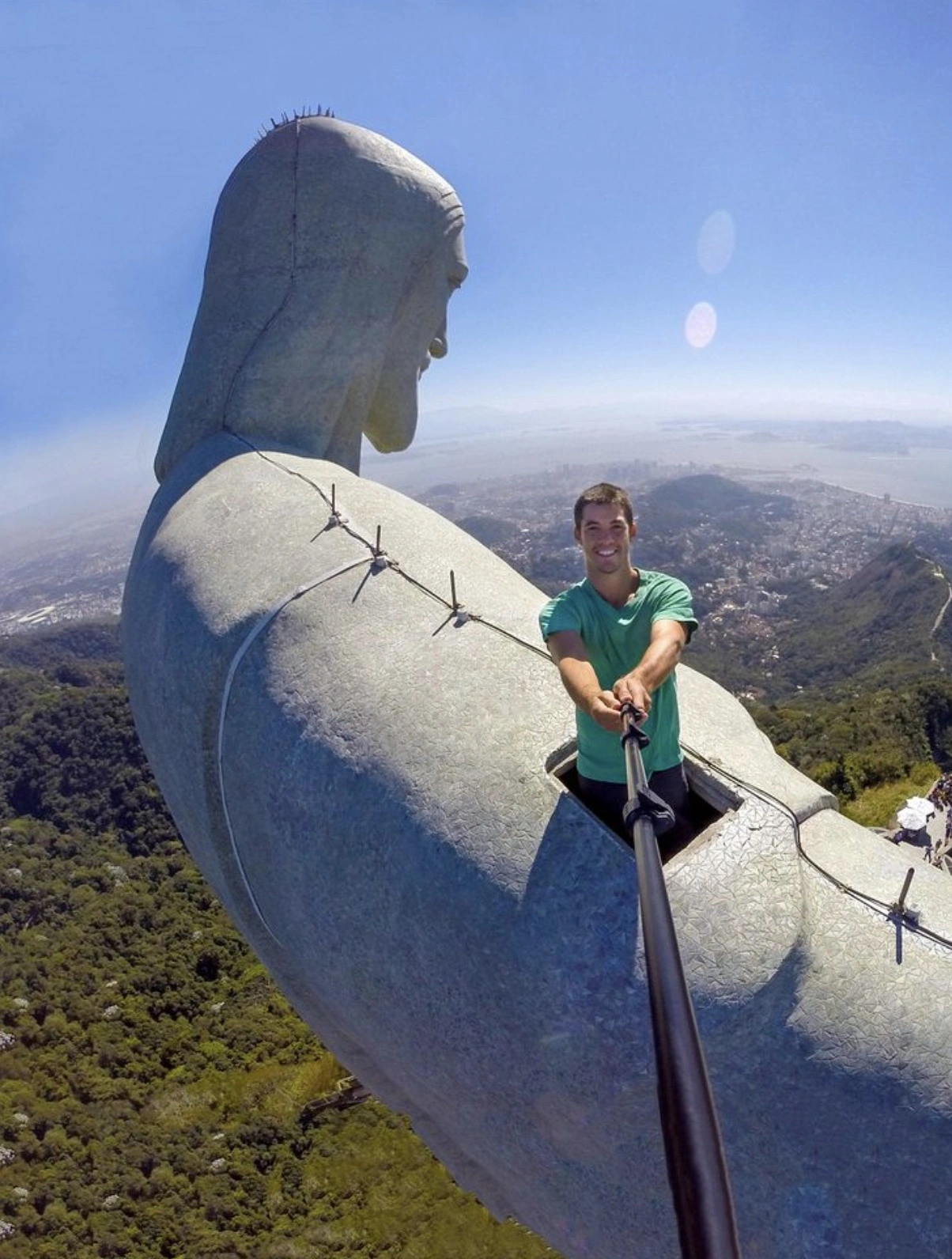 30 Individuals Who Risked Their Lives for a Selfie