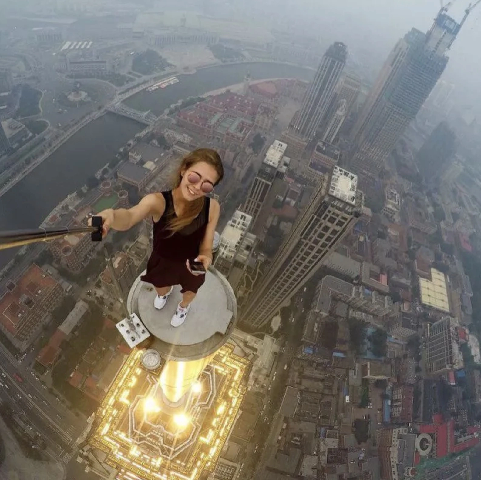 30 Individuals Who Risked Their Lives for a Selfie