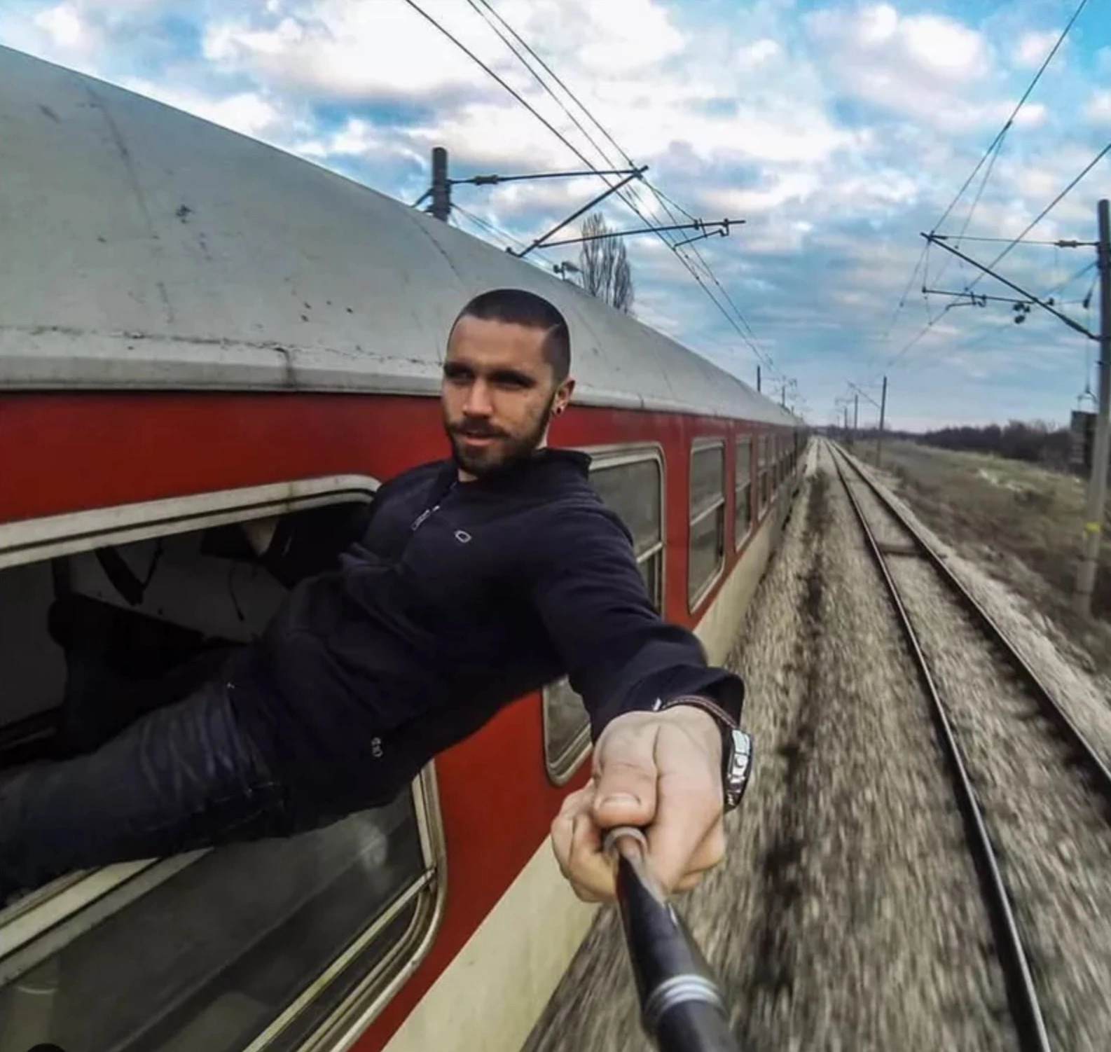 30 Individuals Who Risked Their Lives for a Selfie