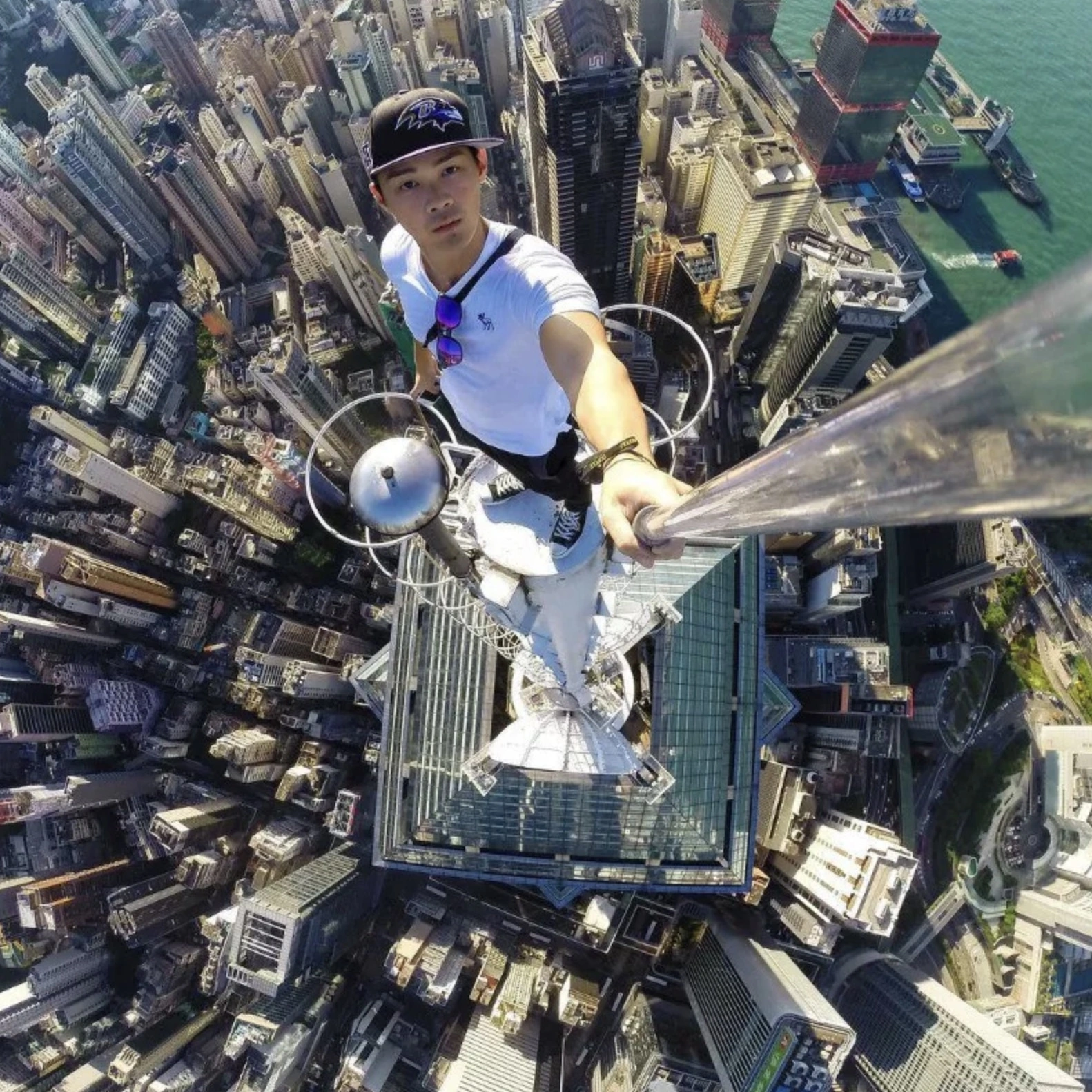 30 Individuals Who Risked Their Lives for a Selfie