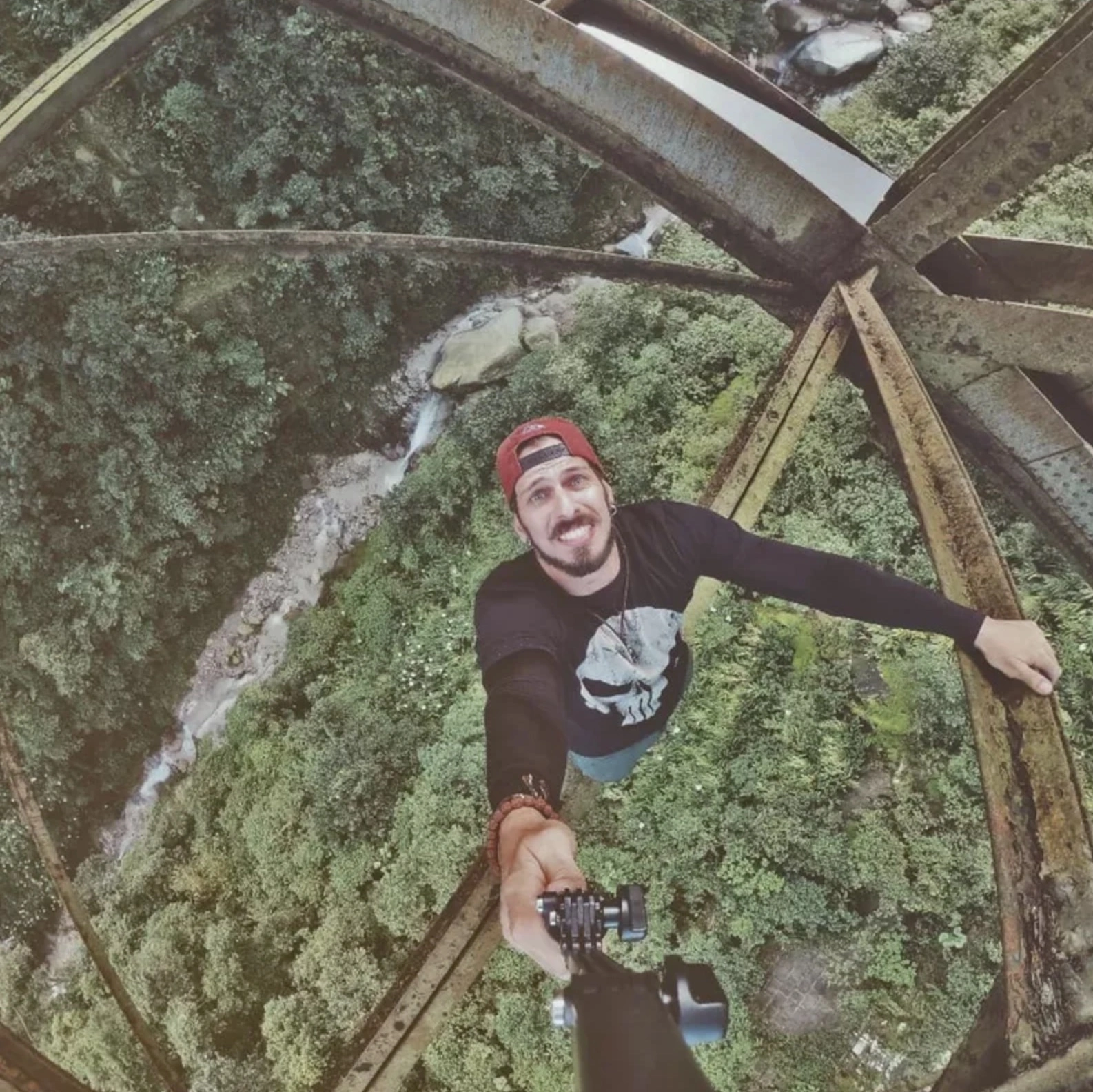 30 Individuals Who Risked Their Lives for a Selfie
