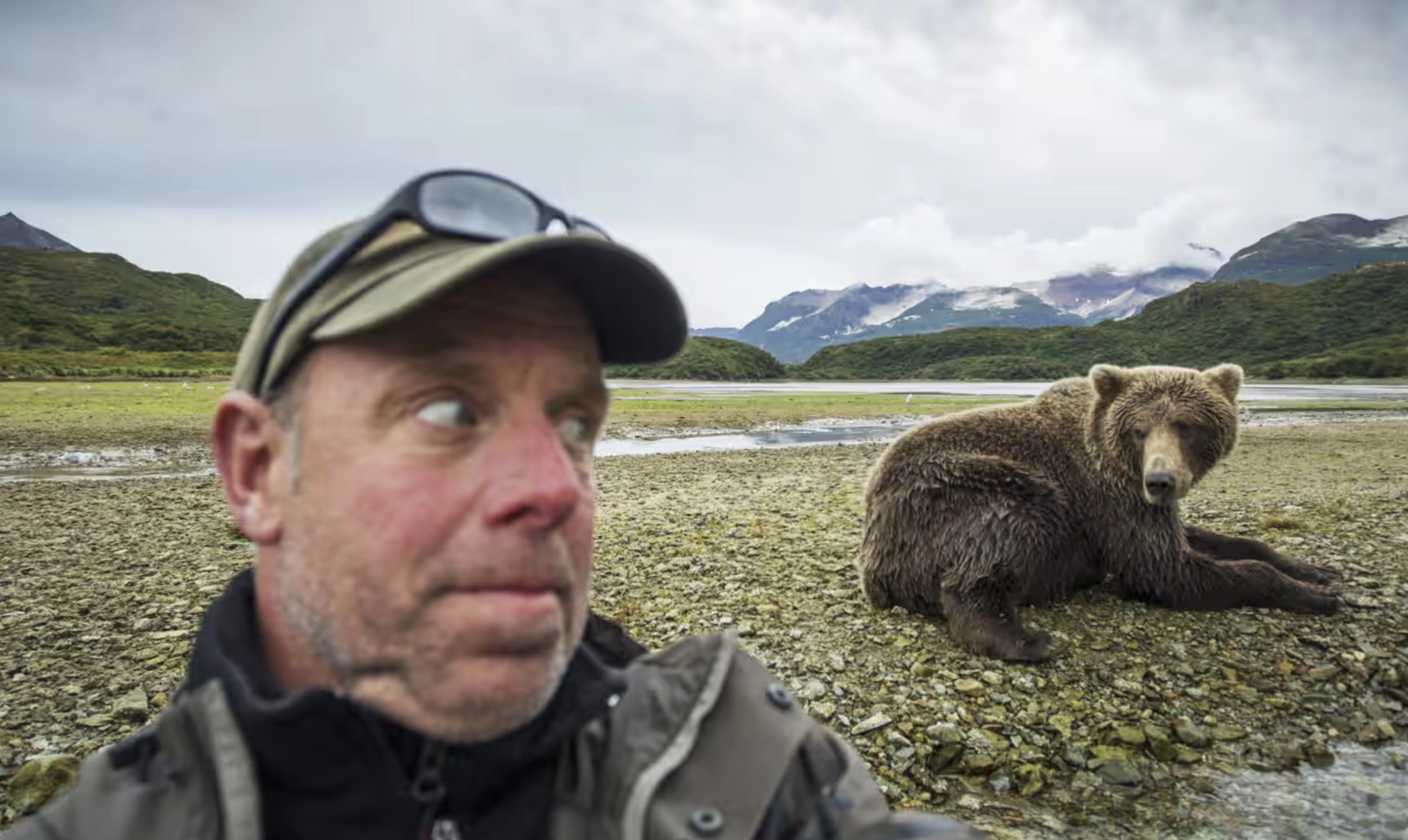 30 Individuals Who Risked Their Lives for a Selfie